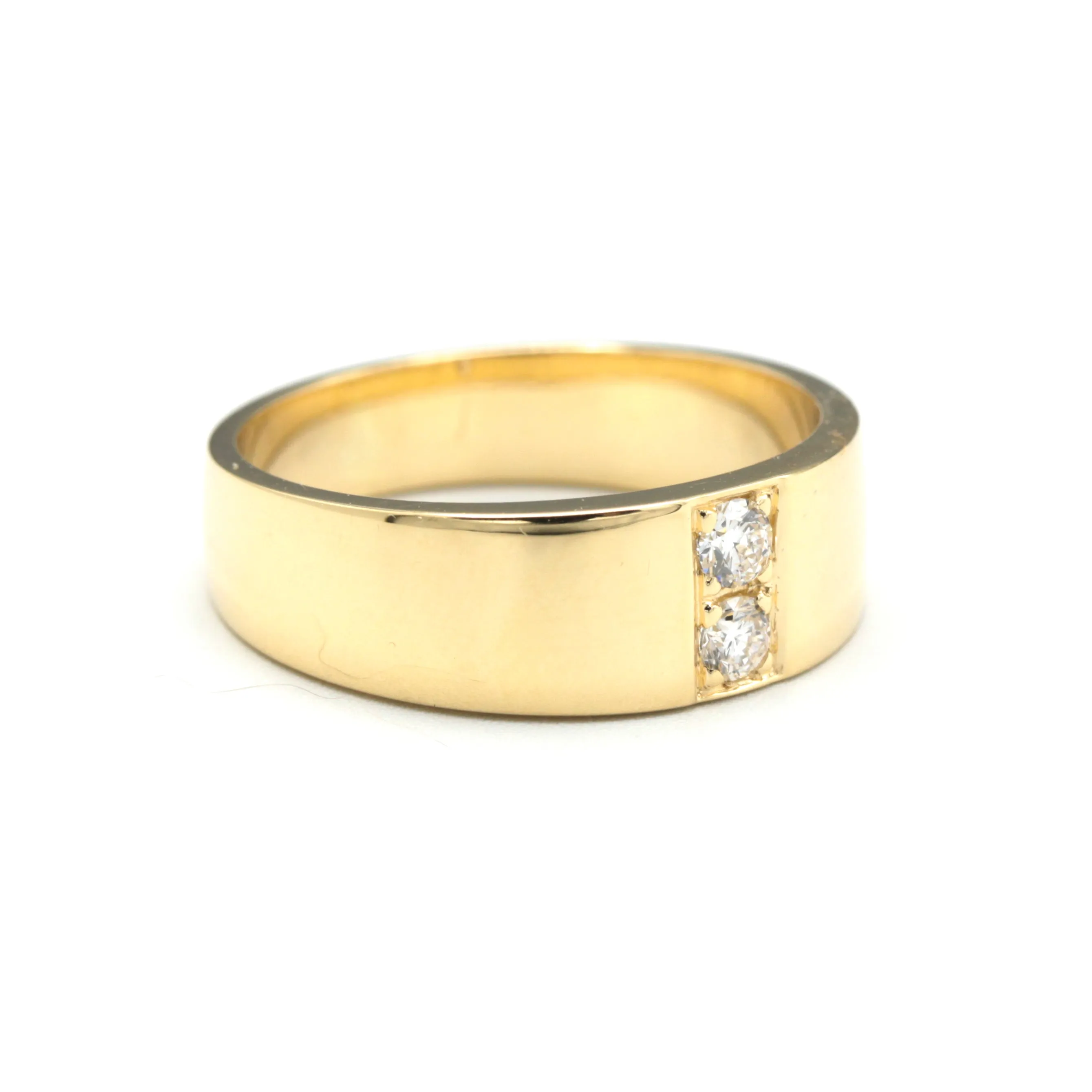 Men's ring in 18k gold featuring a high-polished band with 2 round faceted diamonds