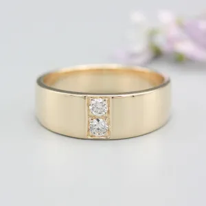 Men's ring in 18k gold featuring a high-polished band with 2 round faceted diamonds