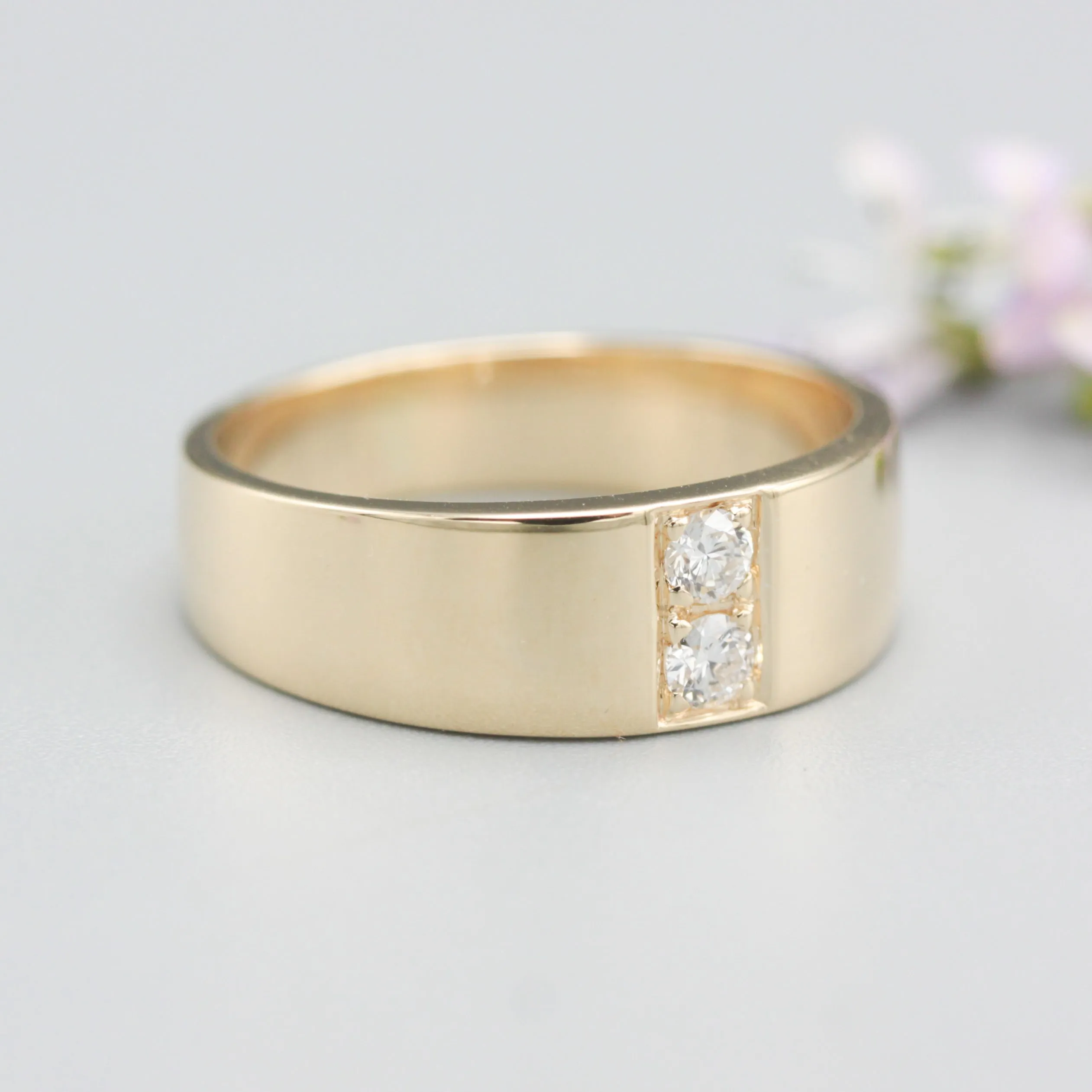 Men's ring in 18k gold featuring a high-polished band with 2 round faceted diamonds