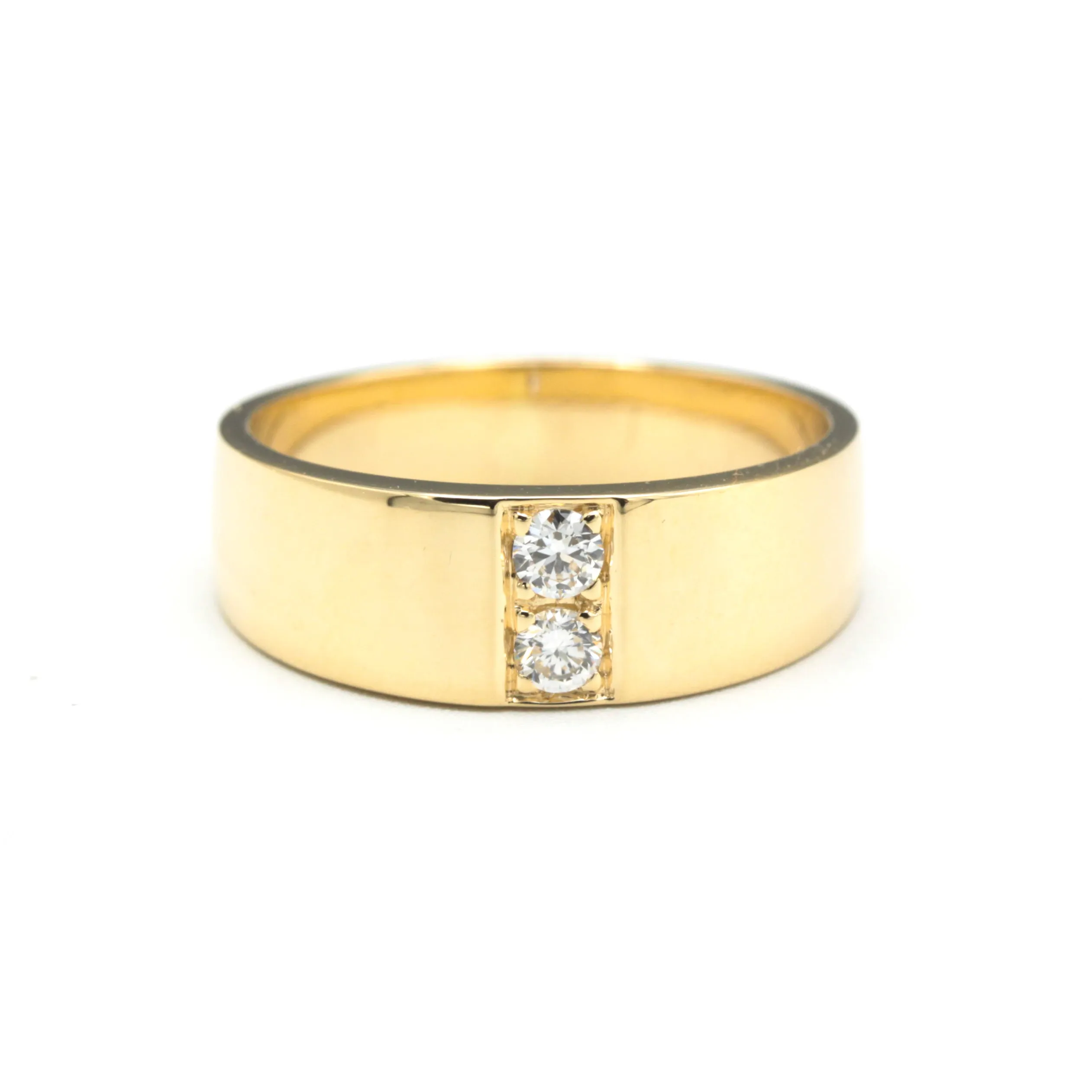 Men's ring in 18k gold featuring a high-polished band with 2 round faceted diamonds