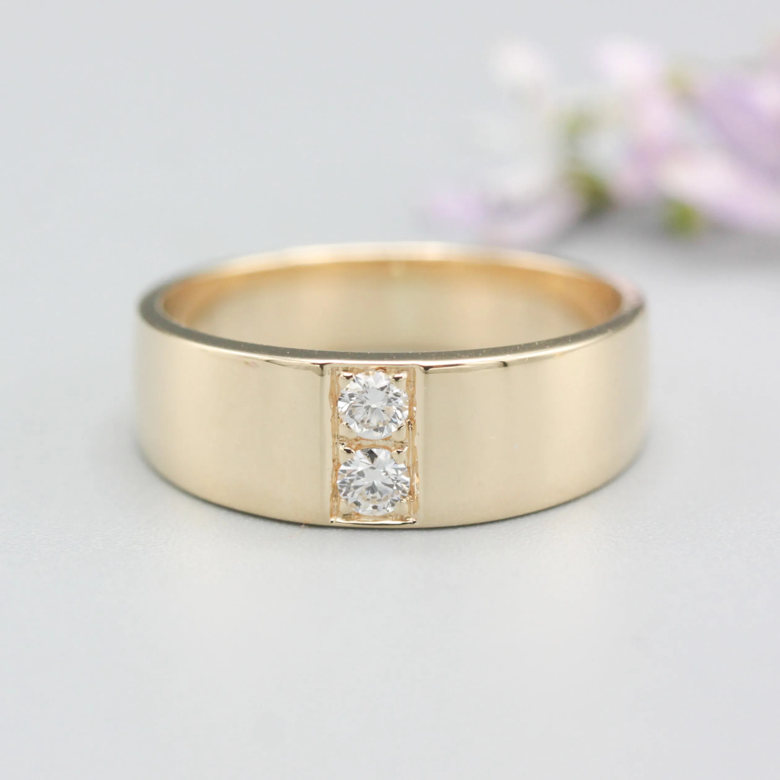 Men's ring in 18k gold featuring a high-polished band with 2 round faceted diamonds