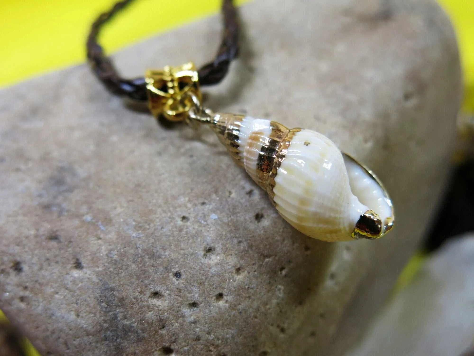 Natural Sea Shell Pendant Beach Unisex Necklace, Boho Seashell Leather Cord Summer Casual Necklace