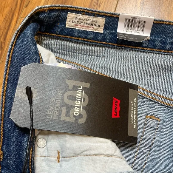 NWT Levi’s 501 Distressed Jeans in Athens Dark W30 X L30